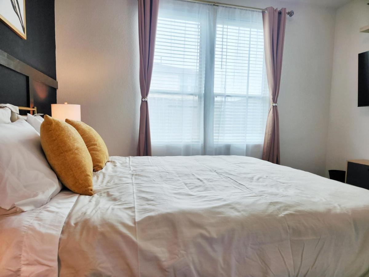 4 Bedroom Home Near Downtown Med Center Nrg Stadium Pearland Skyview Long By Ion Rentals Houston Exterior photo