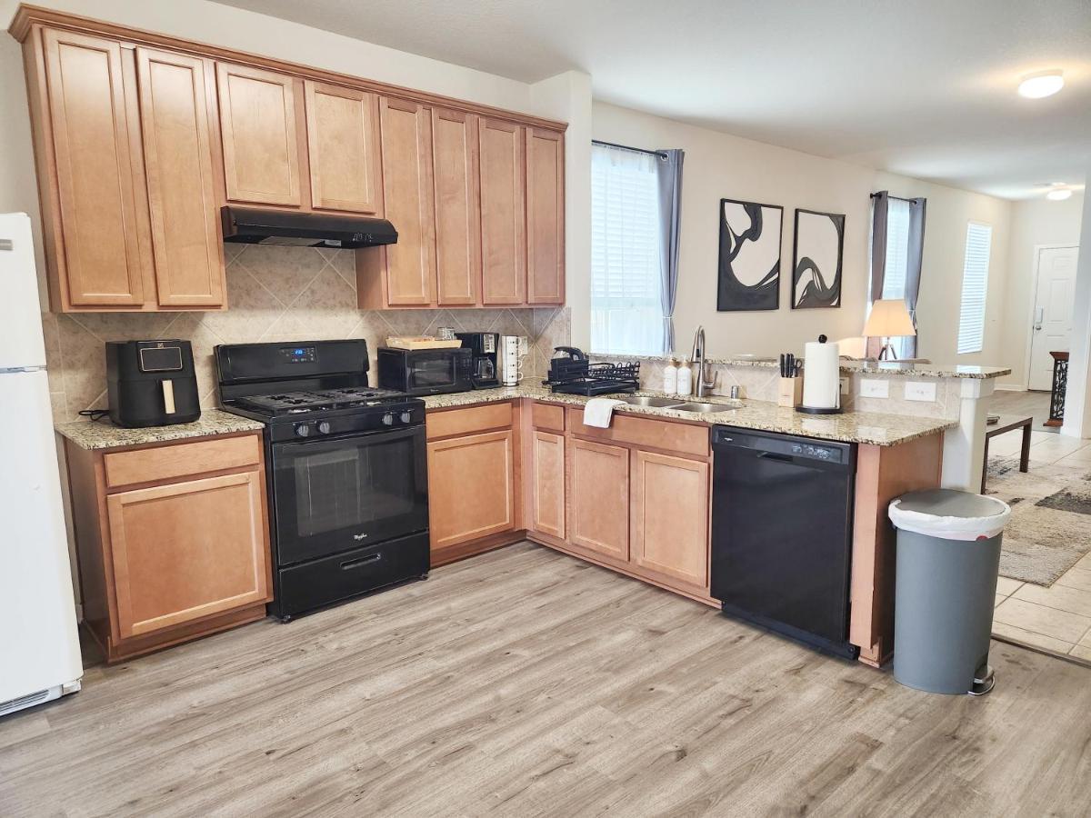 4 Bedroom Home Near Downtown Med Center Nrg Stadium Pearland Skyview Long By Ion Rentals Houston Exterior photo